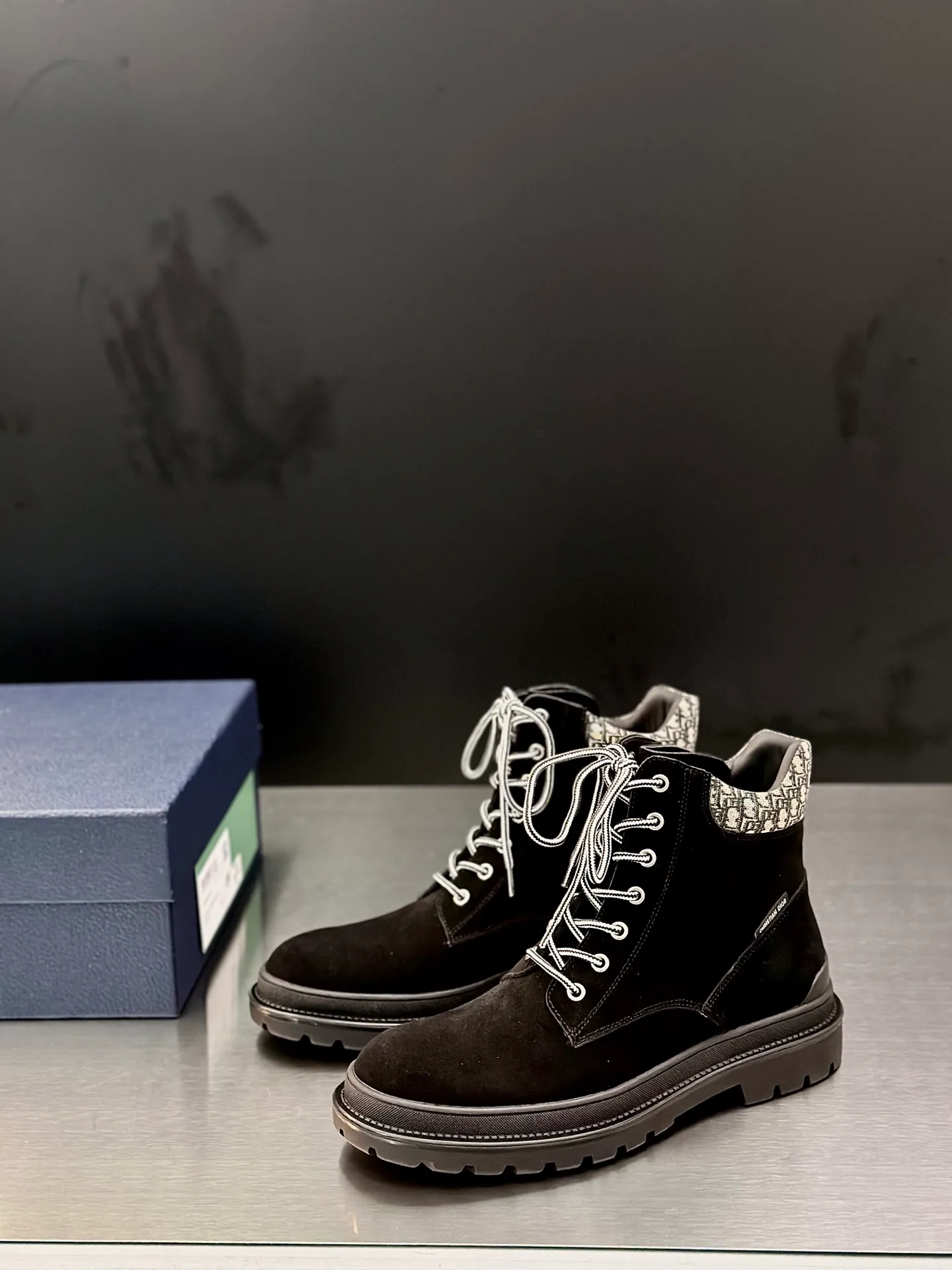 Men's shoes 💰960 Dior Dior high-top sneakers, top-quality goods produced in Dongguan, show version, leading counter trial style, Nappa cowhide material, light and breathable, soft and comfortable, easier to put on and take off, calfskin leather edging, distinctive sports style, genuine leather tongue Dior letter badge, showing the brand style, lightweight embossed pattern rubber sole, light and genuine leather feet, with original packaging Size: 39-40-41-42-43-44 (45, 46 customized) leather shoe size
